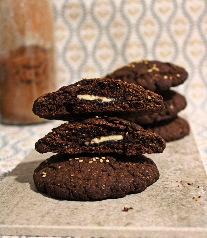 Foto principal de Galletas de Algarroba rellenas de chocolate blanco vegano