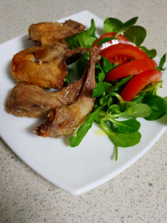 Una foto de Codornices y ensalada con aceite de trufa y orégano