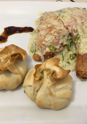 Una foto de Pollo con crema de puerros y canastas de espinaca