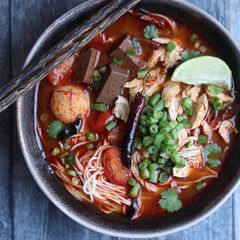 A picture of Khanom jeen nam njiaw ขนมจีนน้ำเงี้ยว.