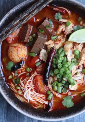 A picture of Khanom jeen nam njiaw ขนมจีนน้ำเงี้ยว.