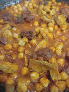 Una foto de Guiso de garbanzos con presa y chorizo
