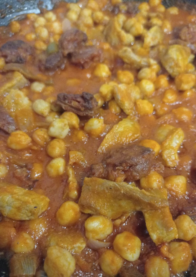 Una foto de Guiso de garbanzos con presa y chorizo