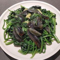 A picture of Spinach with Century Egg.