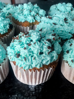 Una foto de Cupcakes rellenos de chocolate, nueces y cobertura de nata