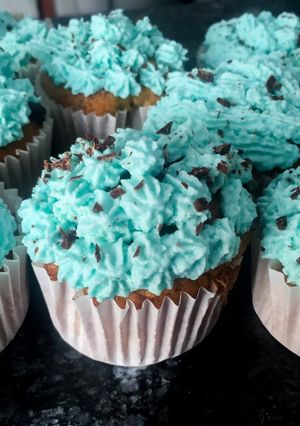 Una foto de Cupcakes rellenos de chocolate, nueces y cobertura de nata