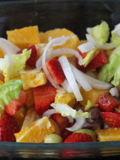 Una foto de Ensalada de fresas y naranja