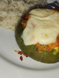 Una foto de Zapallitos rellenos de carne con acompañamiento de arroz frito