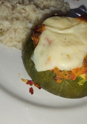 Una foto de Zapallitos rellenos de carne con acompañamiento de arroz frito