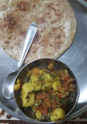 आलू और गाजर की सब्जी (aloo aur gajar ki sabzi recipe in Hindi) रेसिपी मुख्य फोटो