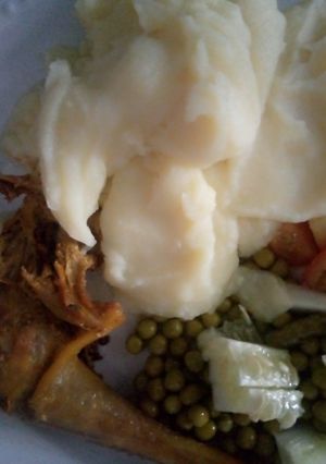 Une photo de Cuisse de Poulet Grillé avec Purée de Pommes de Terre et Salade
