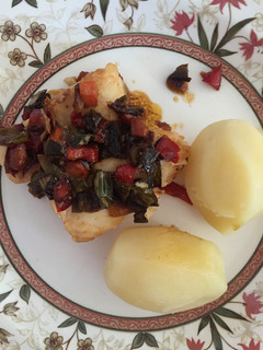 Una foto de Merluza con verduras y patatas cocidas 🐟🌶🍟