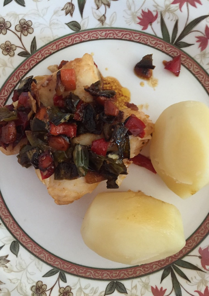 Una foto de Merluza con verduras y patatas cocidas 🐟🌶🍟