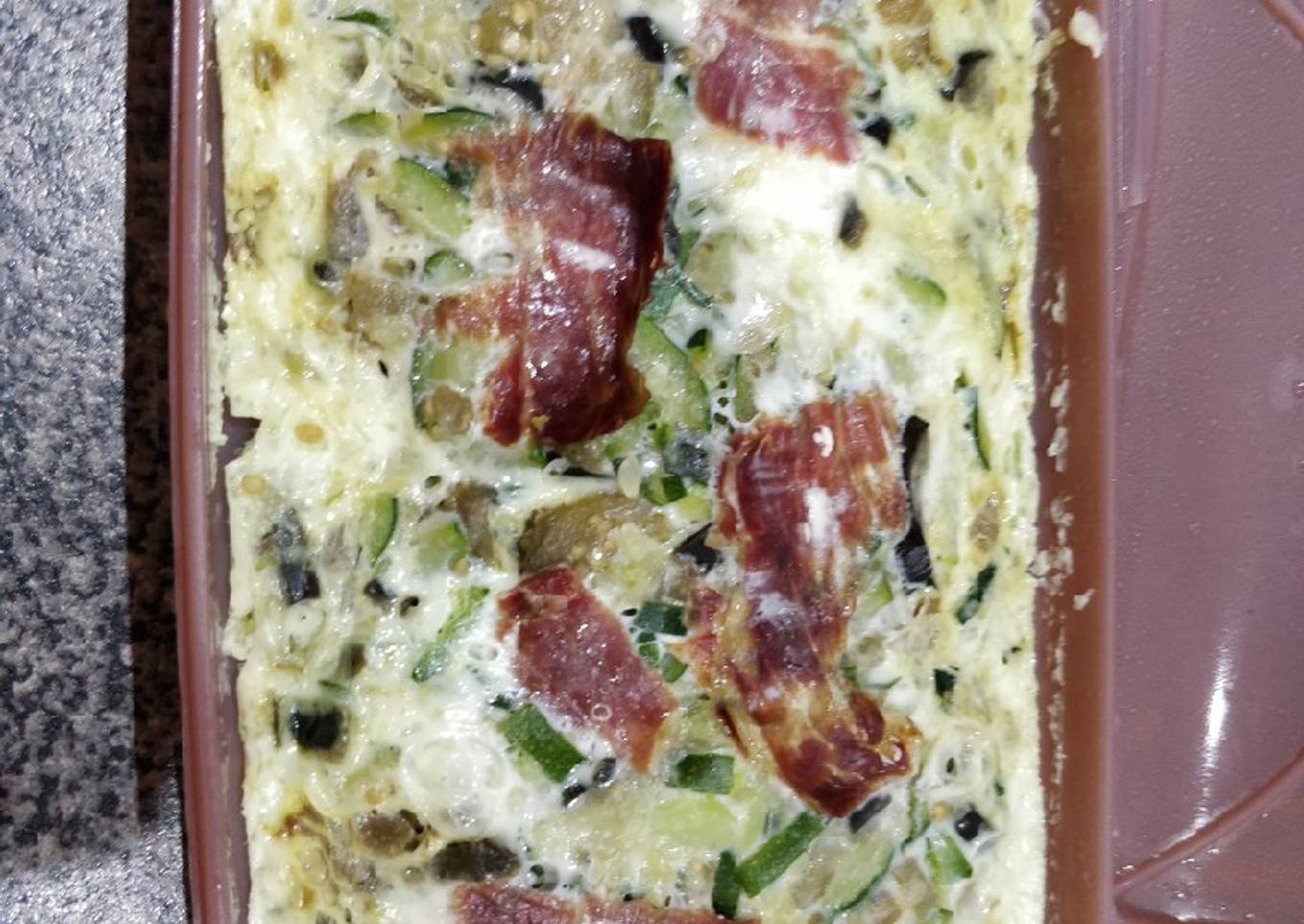 Tortilla de claras con berenjena, calabacín y jamón serrano