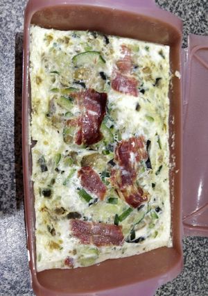 Una foto de Tortilla de claras con berenjena, calabacín y jamón serrano