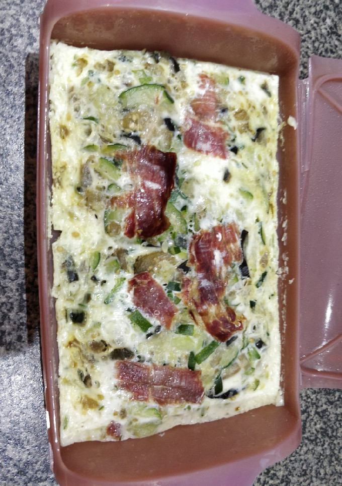 Una foto de Tortilla de claras con berenjena, calabacín y jamón serrano