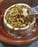 Queso camembert fundido con miel, pistachos y nueces