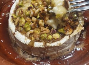 Foto principal de Queso camembert fundido con miel, pistachos y nueces
