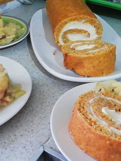 Una foto de El esponjoso carrot cake roll de Norma
