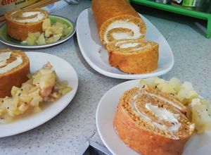 Una foto de El esponjoso carrot cake roll de Norma