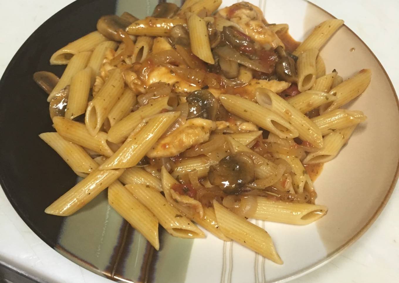Pollo con champiñones y cebolla
