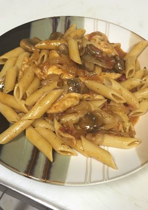 Una foto de Pollo con champiñones y cebolla