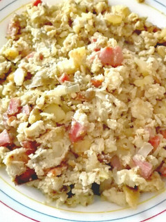 Una foto de Bacalao rehogado con huevo y berenjenas al horno