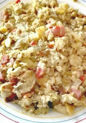 Una foto de Bacalao rehogado con huevo y berenjenas al horno