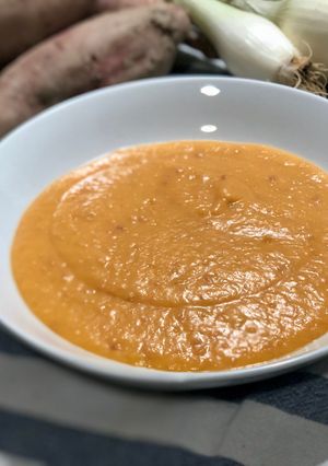 Una foto de Crema de calabaza asada, boniato y jamón en Thermomix