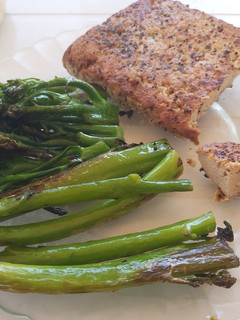 Una foto de Tofu con salsa de soja y bimis