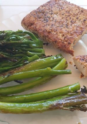Una foto de Tofu con salsa de soja y bimis
