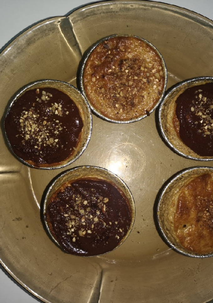Una foto de Muffins fit rellenos de chocolate y fresa