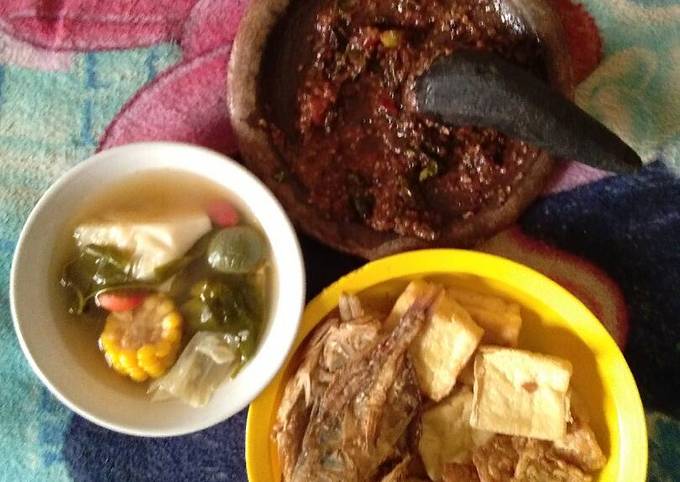 Sayur asem, tempe tahu ikan asin goreng, sambel terasi