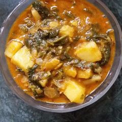 A picture of Indian potata spinach curry.