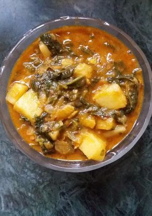 A picture of Indian potata spinach curry.