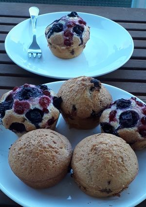 Áfonyás-ribizlis muffin csokidarabokkal recept fotója