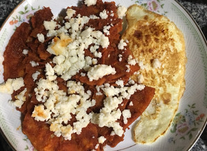 Una foto de Chilaquiles con huevo estrellado