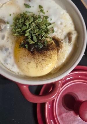 Une photo de Oeufs cocotte vapeur au coeur coulant, lardons fumés et son jardin de saison