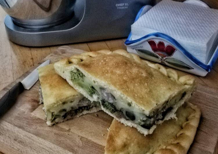 Easiest Way to Prepare Perfect Scacciata catanese con broccoli, salsiccia e tuma 🌷