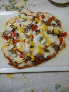 Una foto de Pizza vegetal con huevo