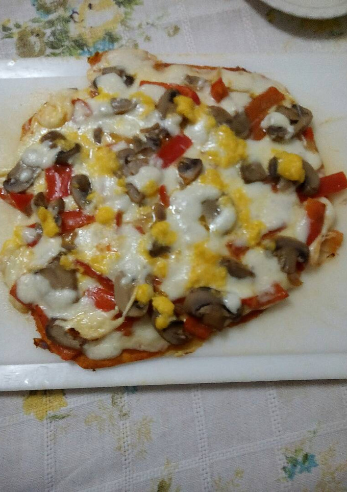 Una foto de Pizza vegetal con huevo