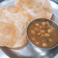 A picture of Chole puri.