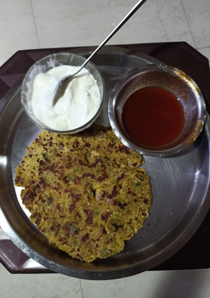 पोह्यांचे थालिपिठ (pohyanche thalipeeth recipe in marathi) रेसिपी चे मुख्य फोटो 