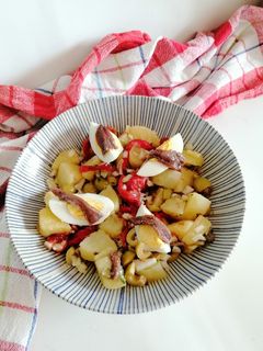 Una foto de Ensalada de patata y anchoas
