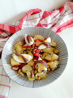 Una foto de Ensalada de patata y anchoas