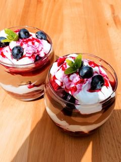 Áfonyás pohárkrém recept fotója