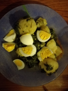 Una foto de Espinacas con patatas y huevo
