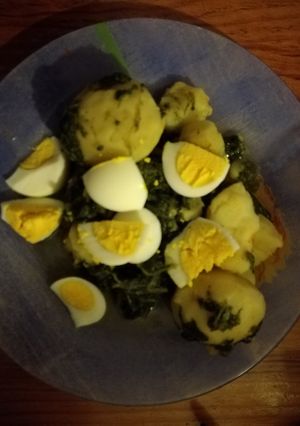 Una foto de Espinacas con patatas y huevo