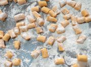 Una foto di gnocchi legumi