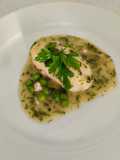 Suprema de merluza en salsa verde con guisantes